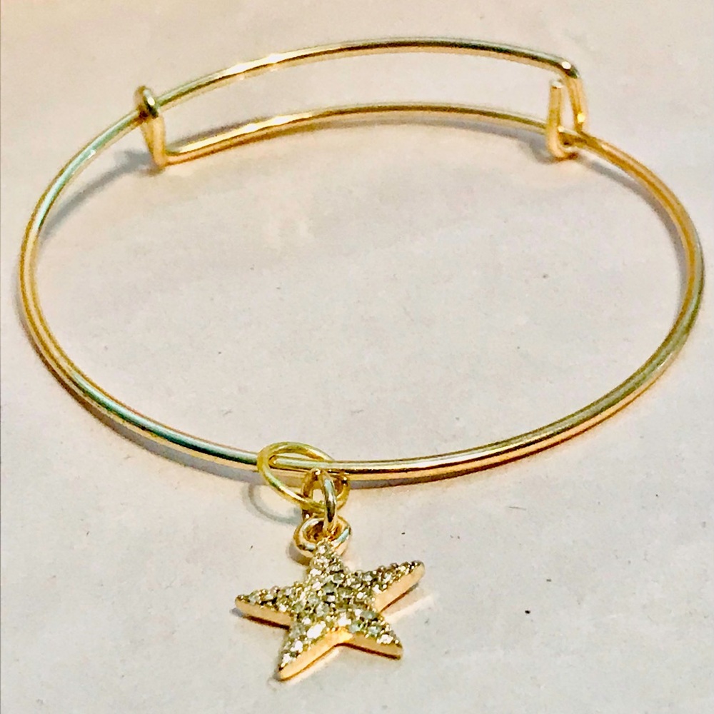 GOLD STAR CHARM BANGLE BRACELET